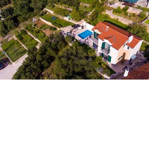 Villa Makarska Petite - A Delightful 2 Bedroom Villa Gym Sauna - Jacuzzi