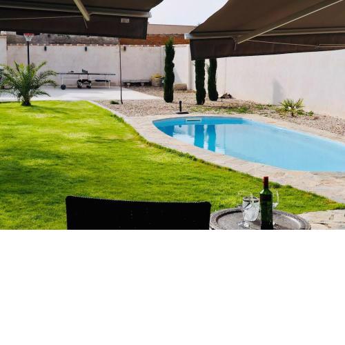 Villa Mandrés. Casa con jardín y piscina. Proximo a Puy Du Fou.