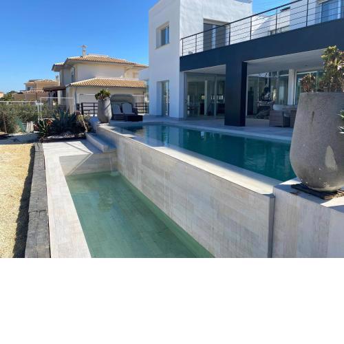VILLA MANELS