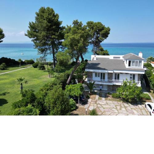 Villa Mare Azul - Luxury Beachfront Retreat in Hanioti, Halkidiki, Greece