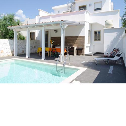 Villa Maria con piscina a Torre Colimena