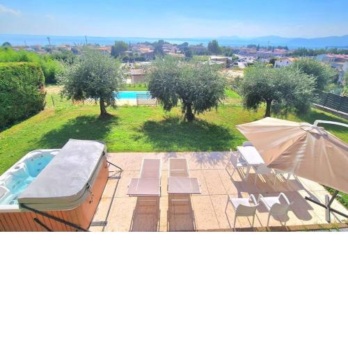 Villa Marilyn VIEW LAKE - pool, garden, whirlpool PRIVATE
