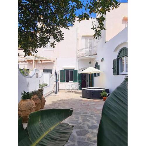 Villa Michela, 2BR, 2BT, amazing patio, jacuzzi, newly renovated