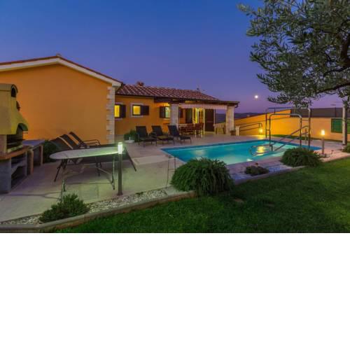 Villa Mirna Vizinada for 8 pax with pool all in green