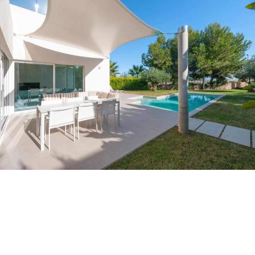 Villa moderna con piscina en Las Colinas Golf
