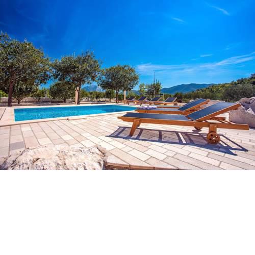 Villa My Stone private 24m2 pool, gym, billiards, 5 bedrooms, max 12 person