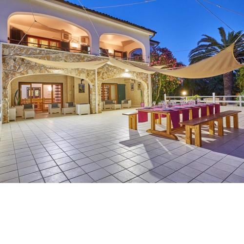 Villa near the sea with private pool and air conditioning