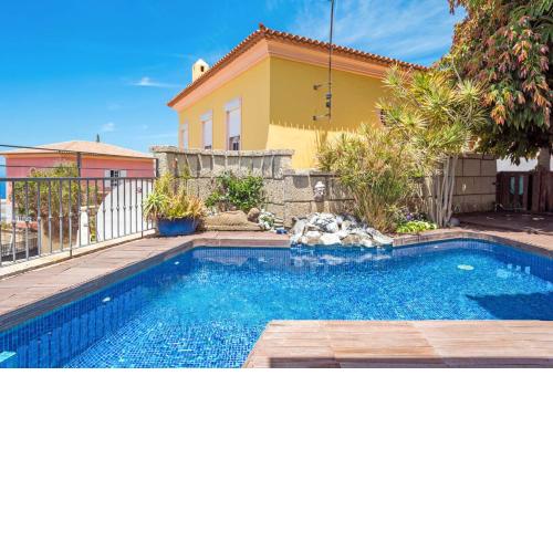 Villa Oasis with private heated pool, air conditioning, wifi, fantastic view