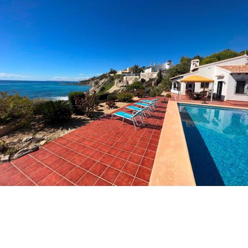 Villa on the 1st line of the sea with private pool! Casa la chamba