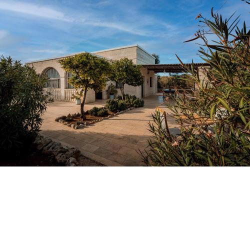 VILLA OSTUNI ONE mit Pool, Gästehaus & Glamping