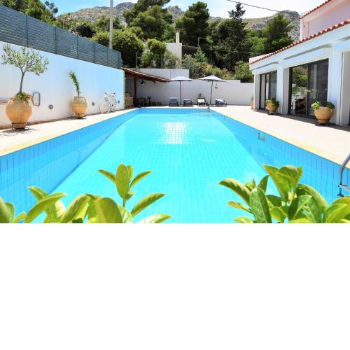 Villa PALAZZO DEL MARE with pool near the sea.