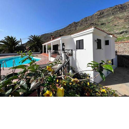 Villa Palmitos-5 bedrooms, 4 bathrooms, heated pool