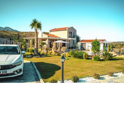 Villa Pamira mit Basketballplatz