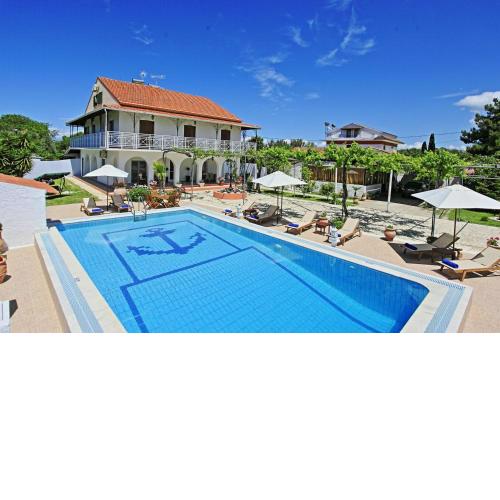 Villa Paradiso: Near beach, superb pool and garden