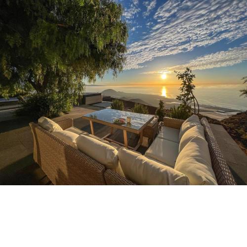 Villa PARAISO with spectacular ocean viev heated pool & jacuzzi