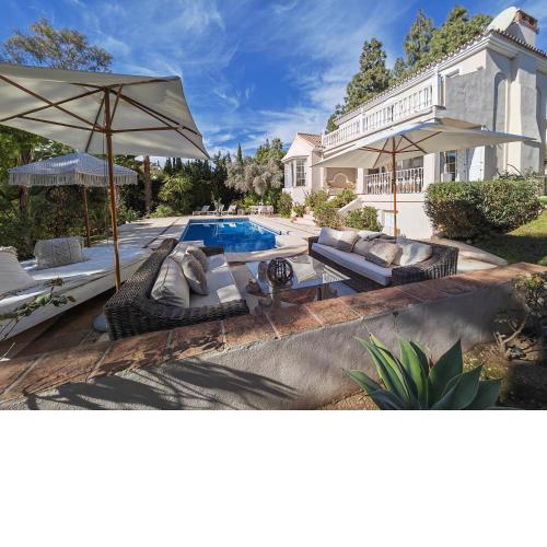 Villa Perla close to beach with heated pool!