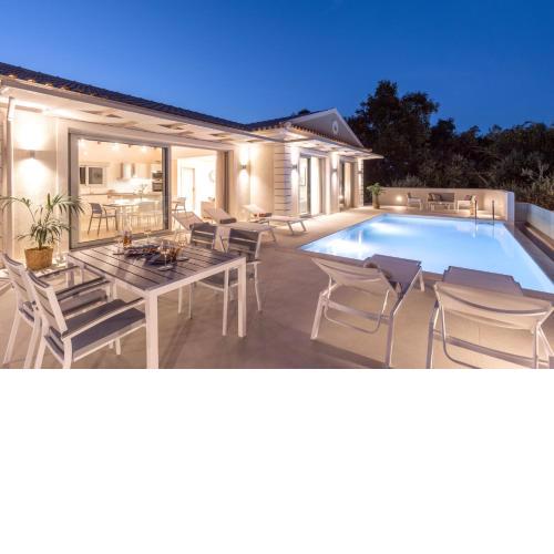 Villa Perlaki by Villa Plus