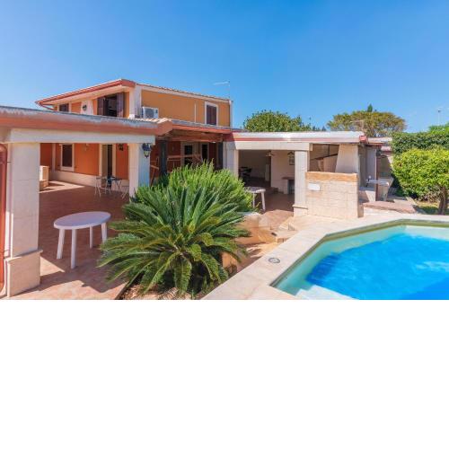 Villa piscina a due passi dal mare