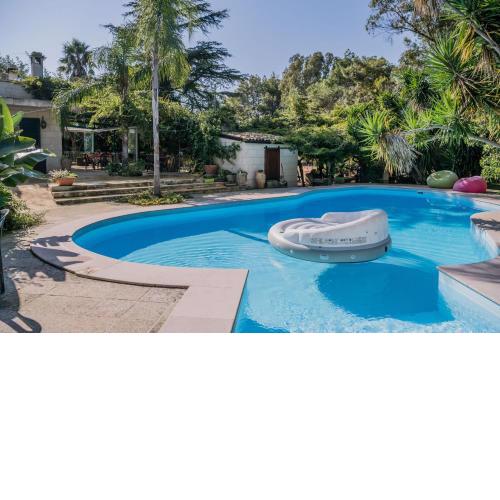 Villa piscina campo calcetto 6 camere Puglia m400