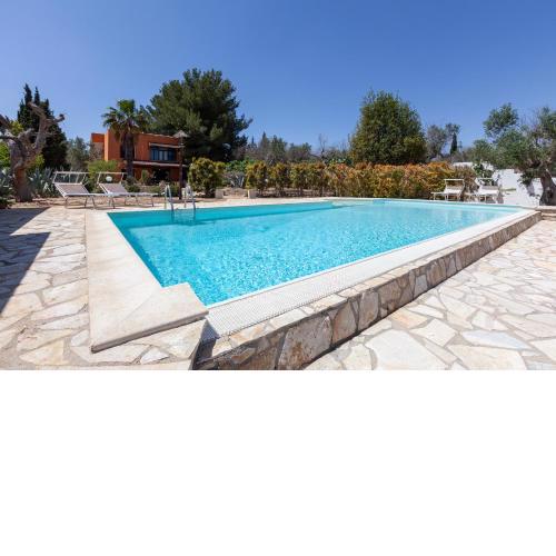 Villa piscina colonnina ricarica auto elettr m565