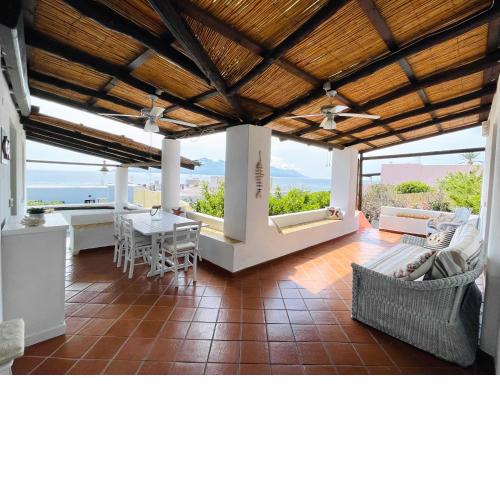 Villa Pomelia, Villa nel corso di Santa Marina Salina a 50 mt dal mare