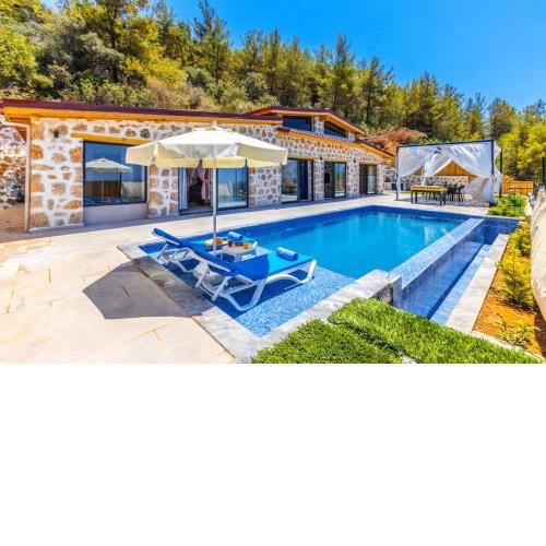 Villa real (pool, stone villa, sea, forest, wifi)