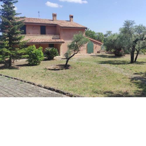 Villa Regno: elegante villa con piscina immersa nel verde