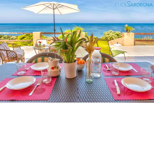 Villa Riva Mare, cottage sulla riva della marina di Sorso con 3 camere e veranda sul mare con giardino