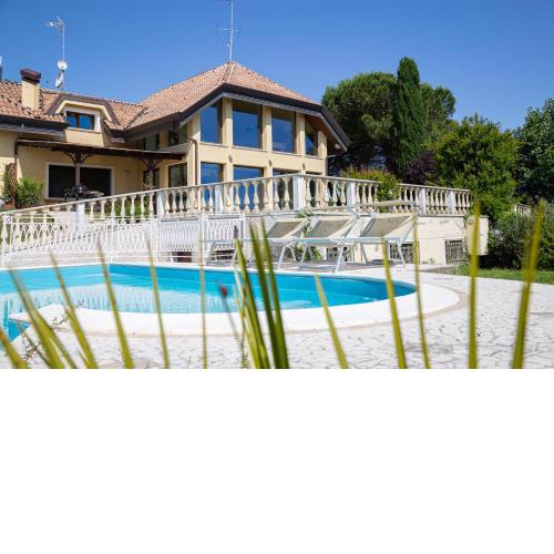 Villa Rolls - Porzione di Villa con piscina,giardino e parcheggi