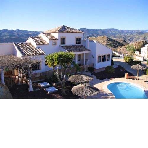 Villa Rosada - luxurious 3-bedroom villa with garden and pool