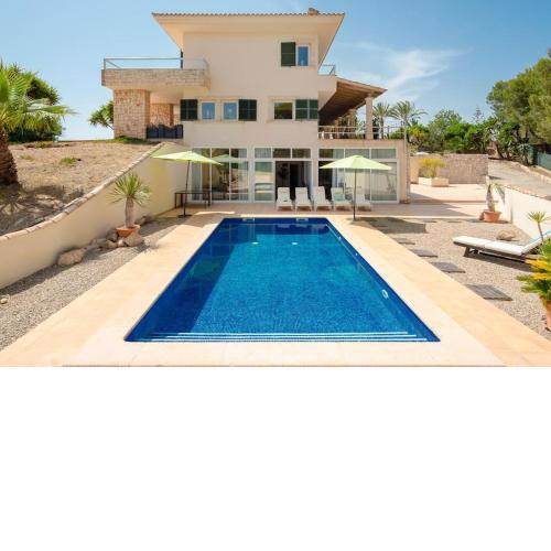 Villa Salinas de Mallorca con piscina cerca playas