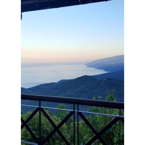 Villa Sklithro in the heart of the forest with magnificent view of the sea just 10 minutes from it