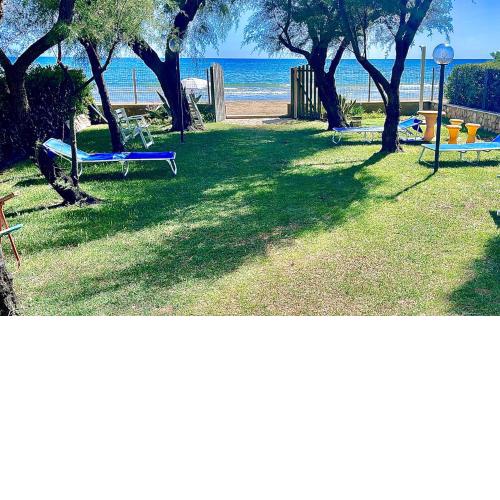 VILLA SULLA SPIAGGIA X6 CON GIARDINO E POSTI AUTO