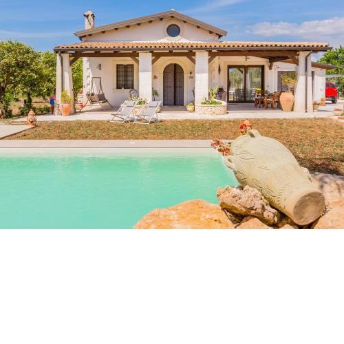 Villa Suq with pool, parking & wifi
