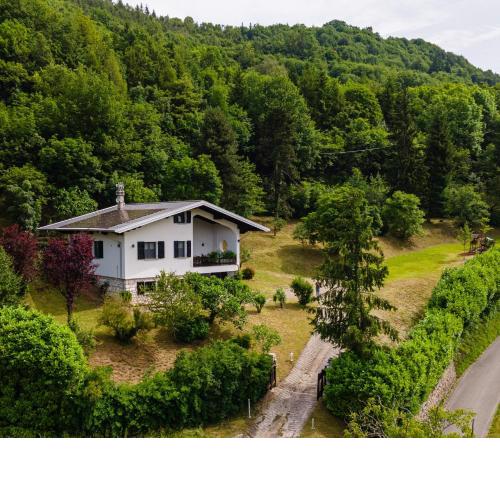 Villa tra montagna e laghi 14 posti