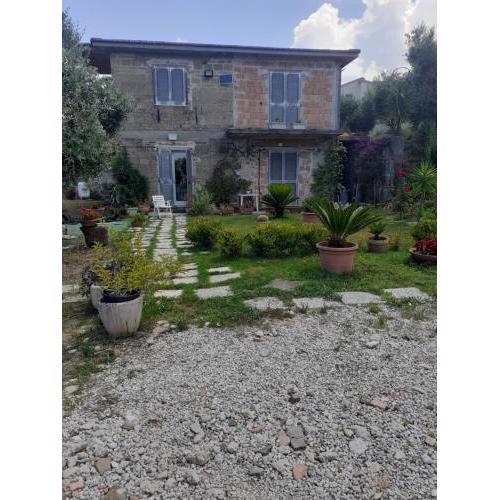 villa tra uliveti e mare
