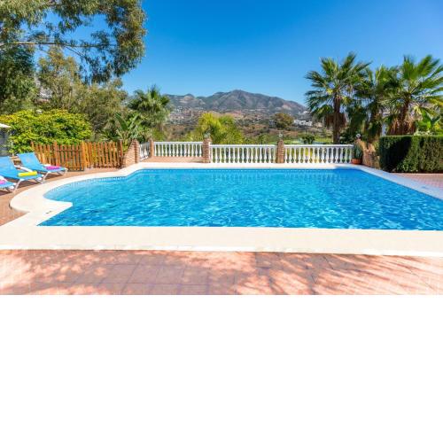 Villa Trebol by Villa Plus