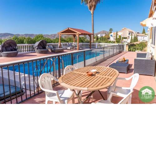 Villa Tristan: pool - views - privacy - kids room