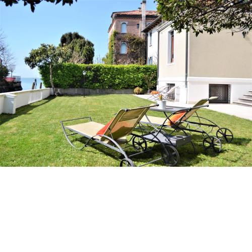 Villa Une, garden, beach and culture