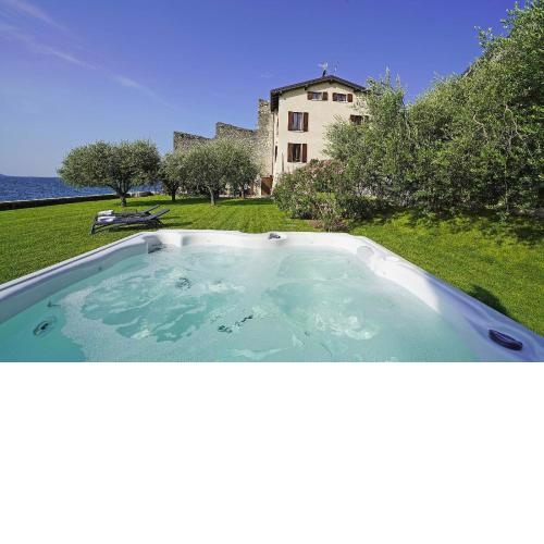 Villa Victoria: luxury waterfront villa with splendid views