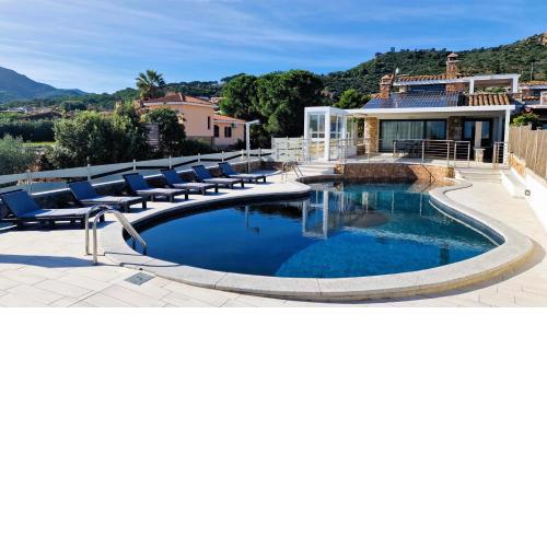 Villa Vilumani con piscina giardino e vista mare