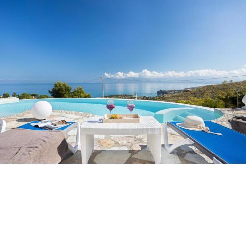Villa vista mare con piscina a Sarmuci