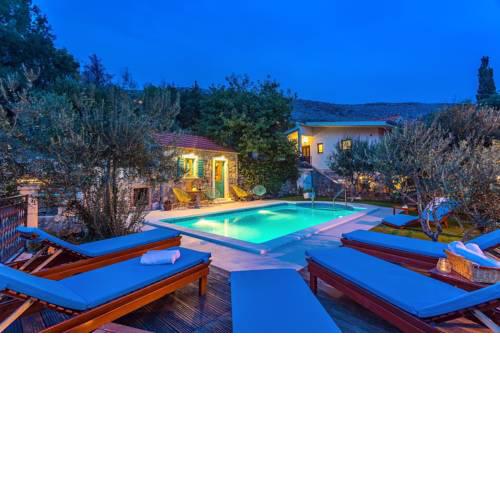 Villa Vultana with heated pool, 4 bedrooms, 3.5 bathrooms, 10 persons max