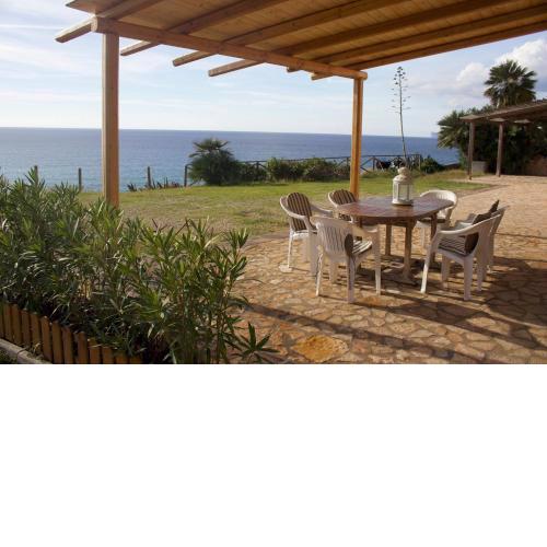 Villa Wanda - Seafront apartment with sea view and private cove