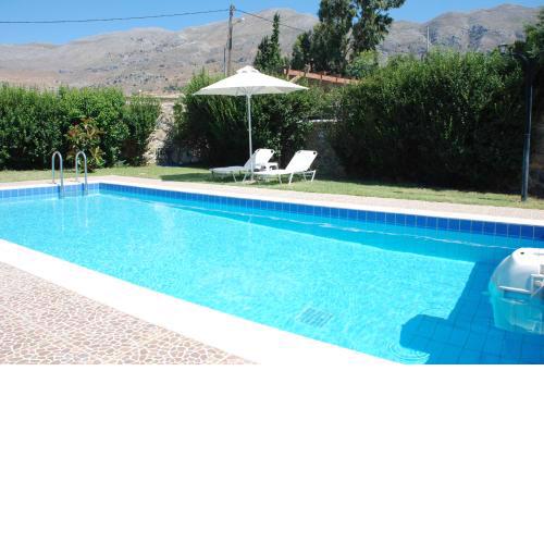 Villa with a pool in Lefkogia