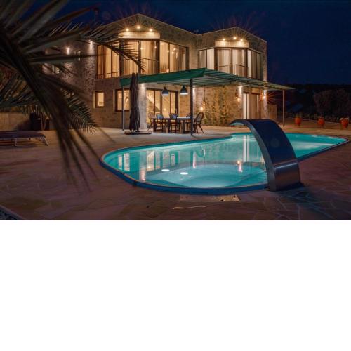 Villa with cabinet & pool