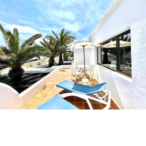 Villa with FreeWifi, in front of the ocean and beach in Charco del Palo