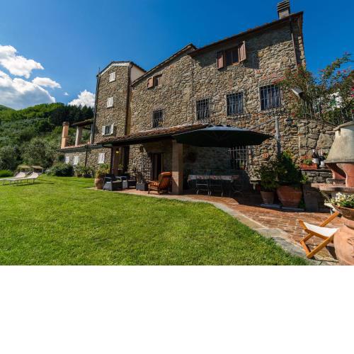 Villa with panoramic view and private garden in the countryside of Pistoia
