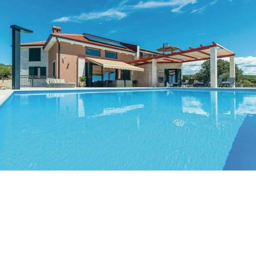 Villa with Pool and Tenniscourt