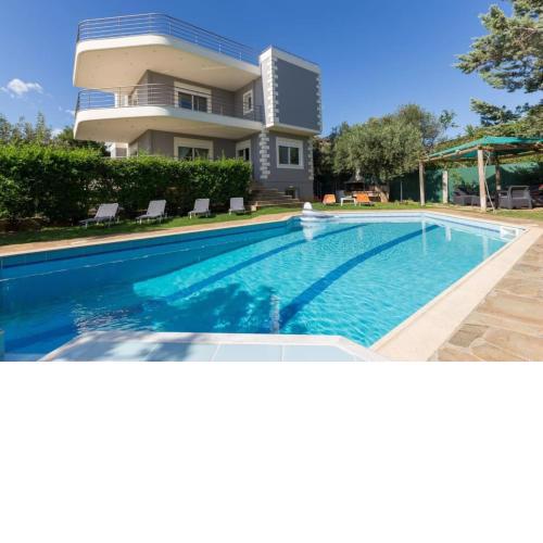 Villa with Pool close to the Airport, Vari 290m²